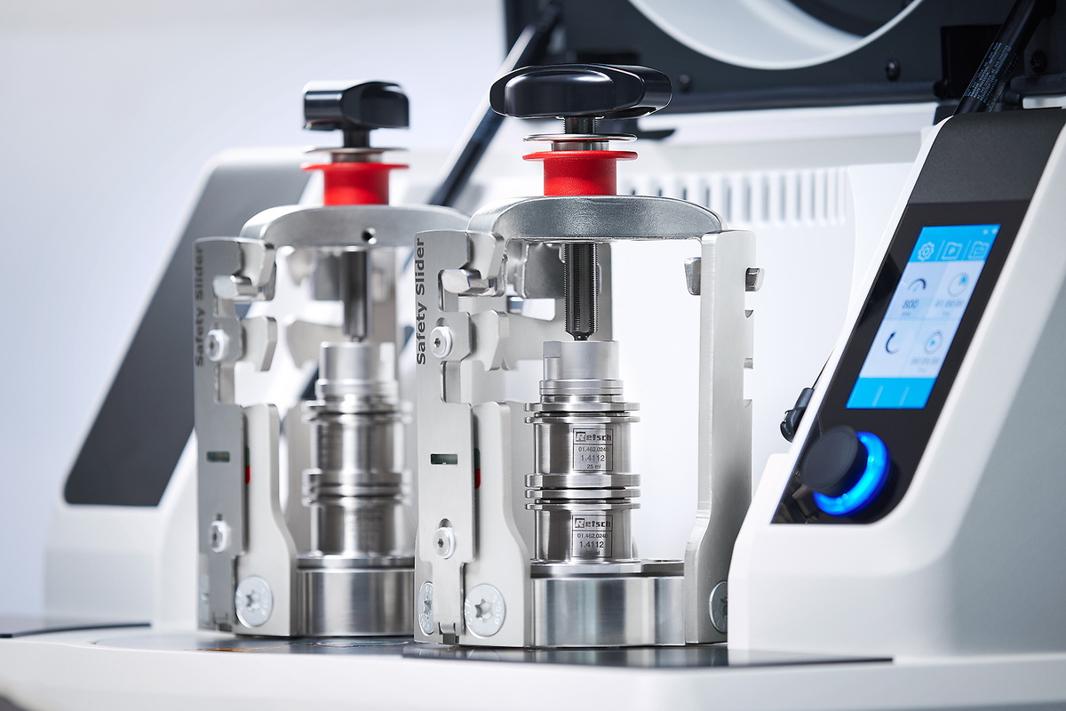 pic-pm300-lab-detail-stacked-jars-01