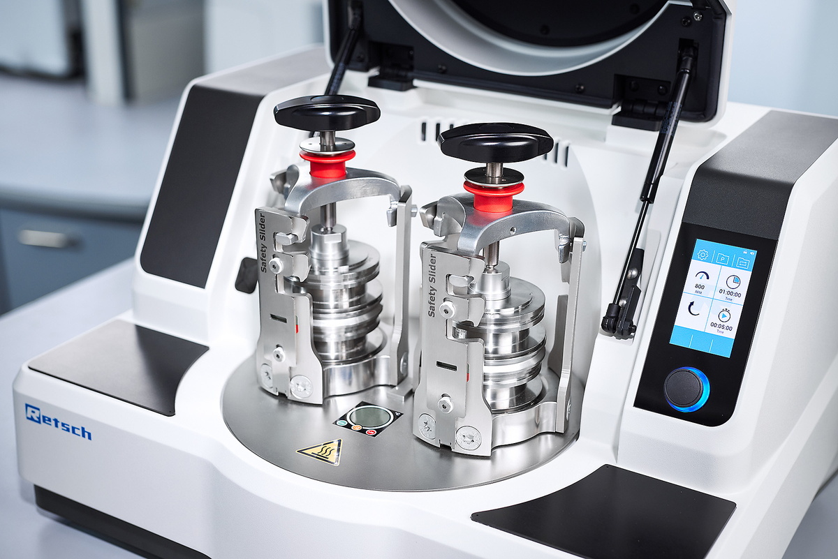 pic-pm300-lab-detail-stacked-jars-02